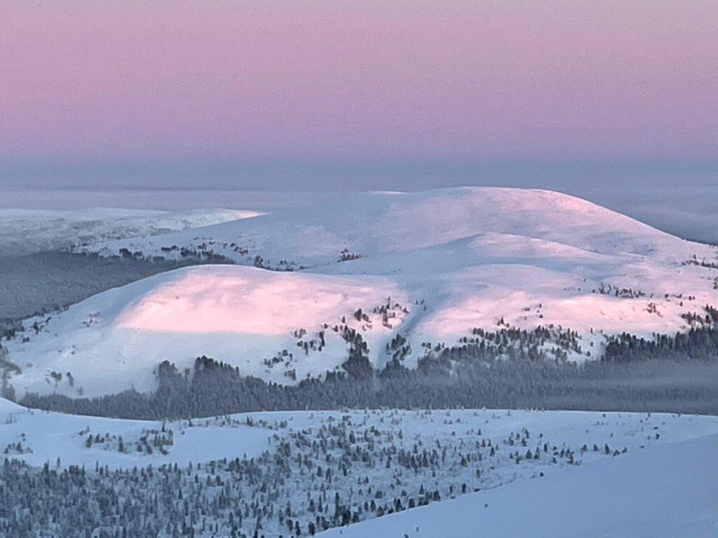 Un paysage montagneux enneigé en fin d’après-midi en Laplandie finnoise.